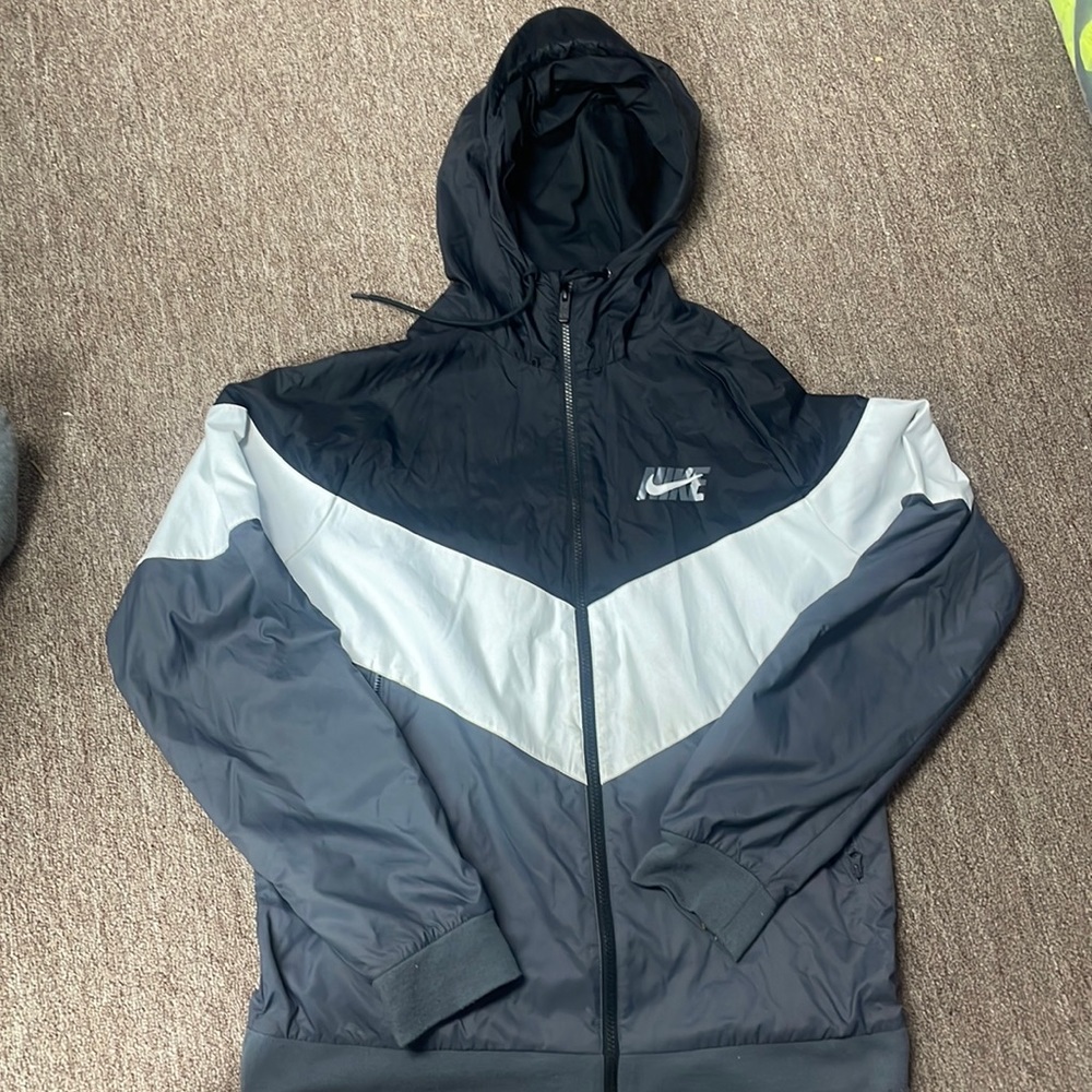 Nike Windbreaker With Back Print In Black AJ1396-010. Size Large